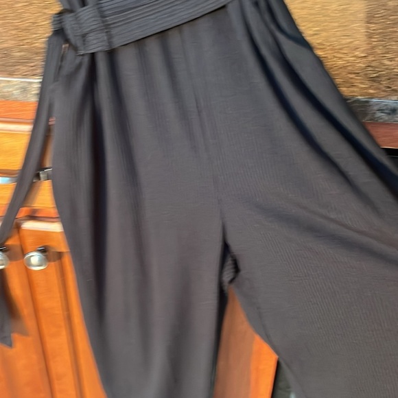 Black shortsleeved jumpsuit size medium front snap closure - Picture 2 of 3